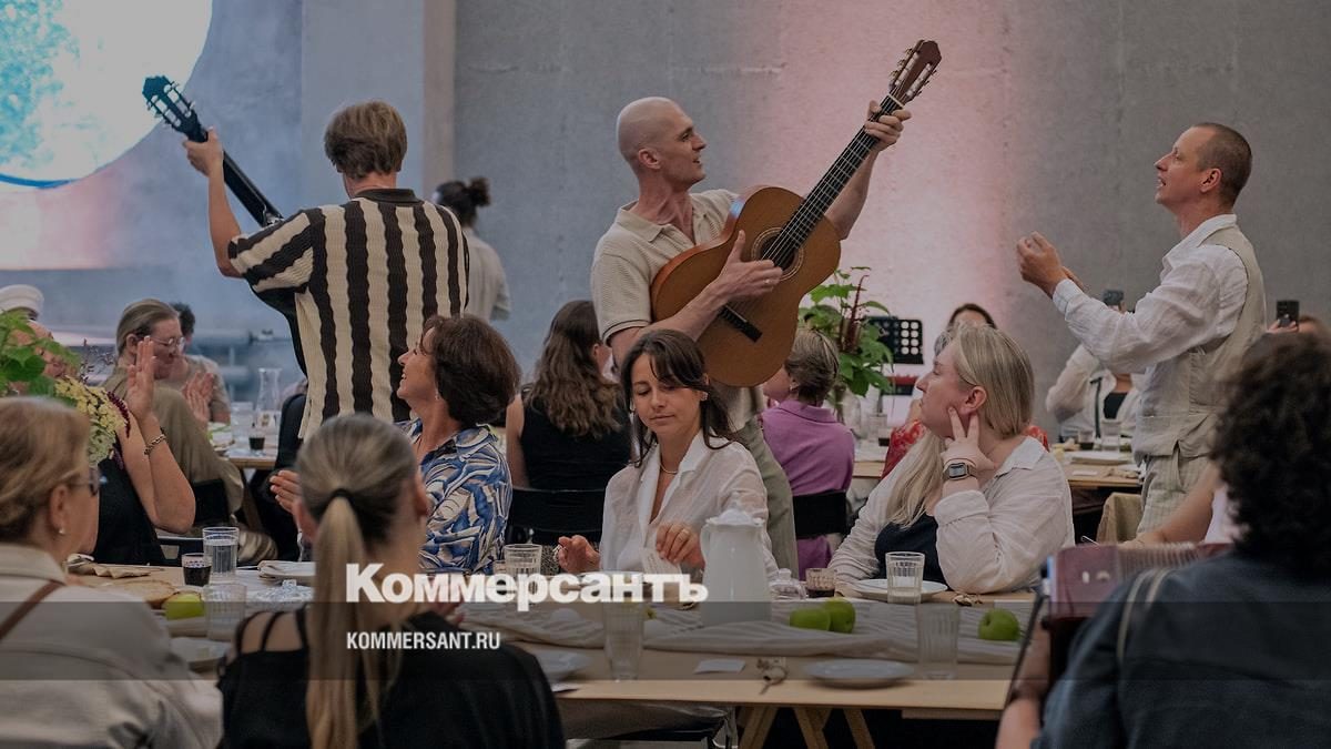 Спектакль-застолье «Список Паперной» о песнях обэриутов показали в ДК «Рассвет»