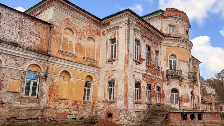 Началась реставрация главного дома усадьбы Михайловское