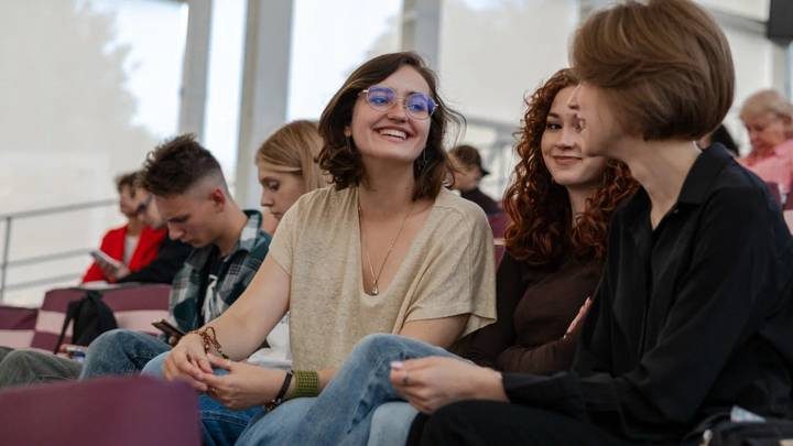 Премьера мини-сериала «Новенькая против К.Л.А.В.Д.И.И.» в летнем кинотеатре «Музеон»